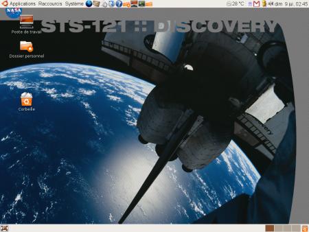 Capture du bureau avec le fond d'écran du vol STS-121 de la Navette Atlantis.