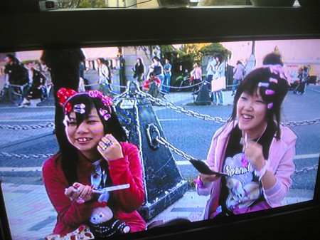 Deux filles dans la rue à Tokyo.